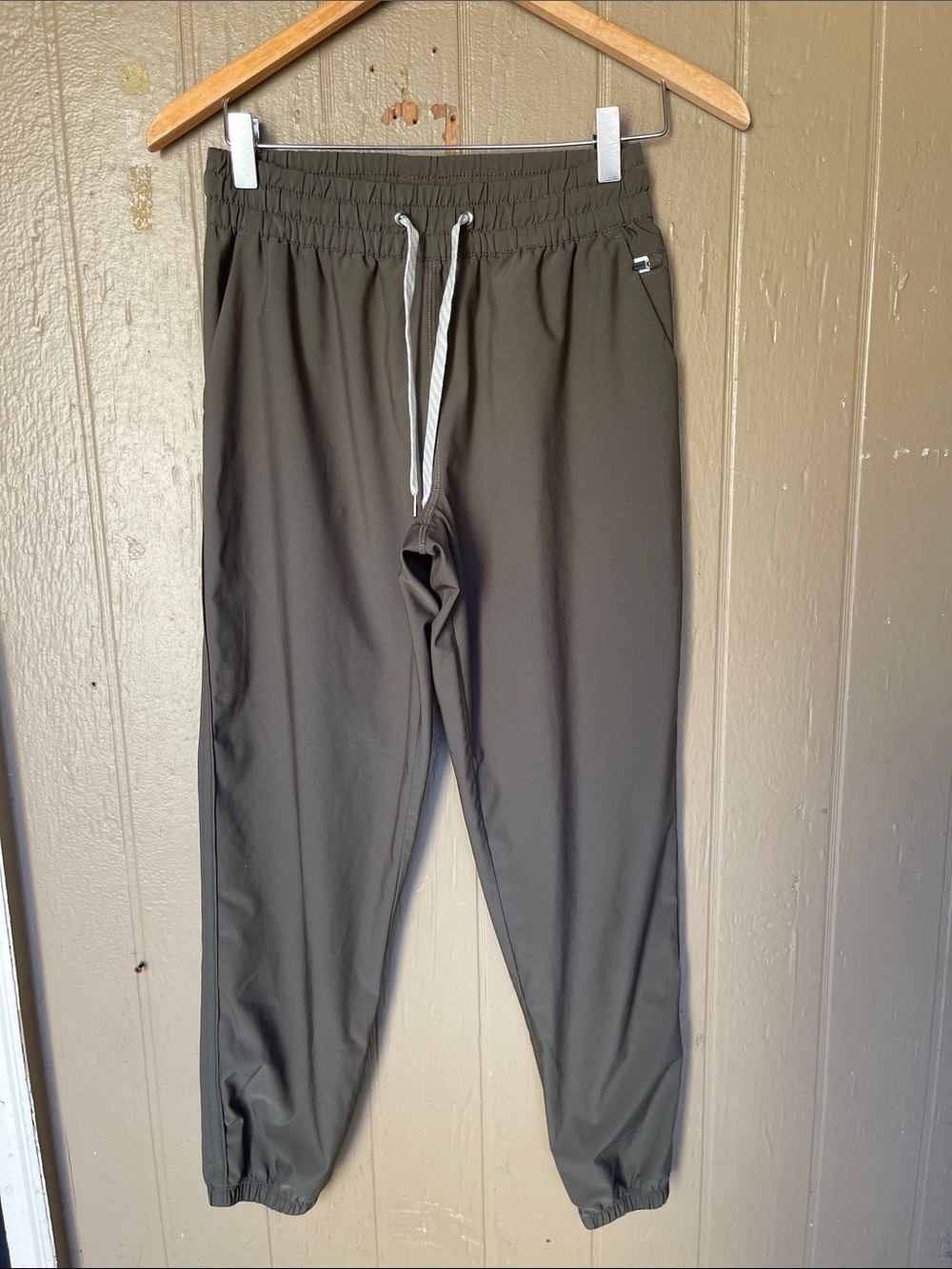Vuori Kore Jogger in Olive Green Size XS